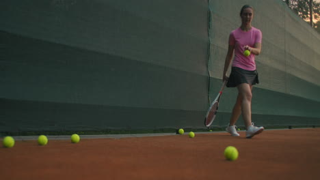 Nahaufnahmen-Von-Weiblichen-Beinen-In-Sportschuhen-Und-Prothesen-Am-Bein,-Die-Tennisbälle-Vom-Tennisplatz-Aufsammeln